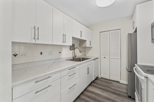 Building Photo - 900 N Lakeside Dr