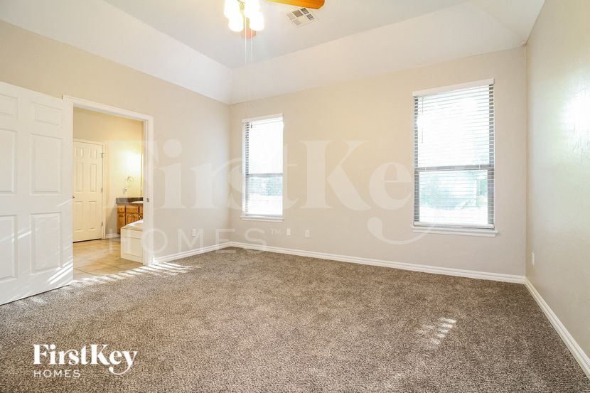 Building Photo - 4200 MacKenzie Dr