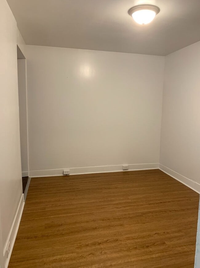 Building Photo - Video in Photos-2 Bedroom Home Near Farquhar Park-York City SD