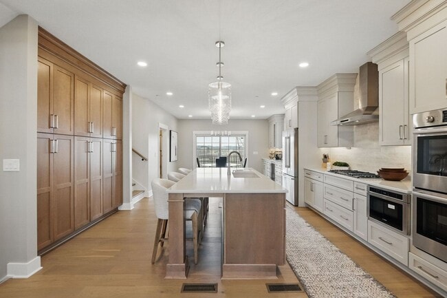 Building Photo - Luxurious, Fully Furnished Townhome       ...