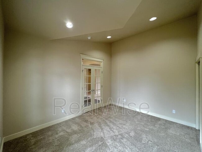 Building Photo - 835 Nutcracker Dr
