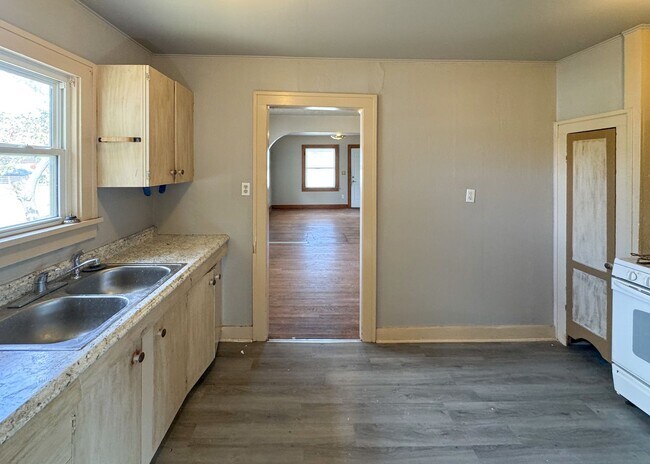 Building Photo - Charming Gem on Historic Boulevard!