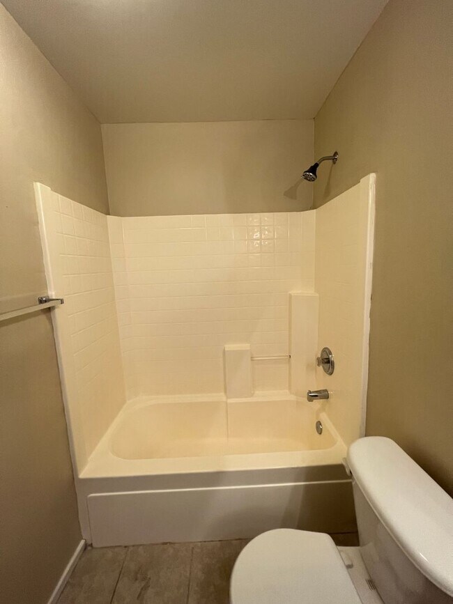 Building Photo - 2902 Tar Springs Ave