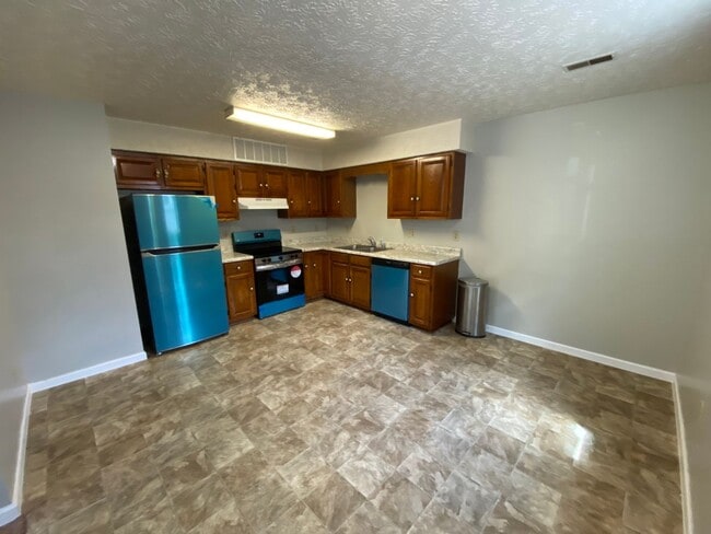 Building Photo - 131 Lake Dr