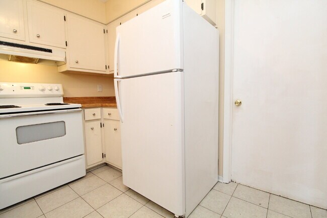 Building Photo - 2BR Home with Fireplace, Fenced Yard, and ...