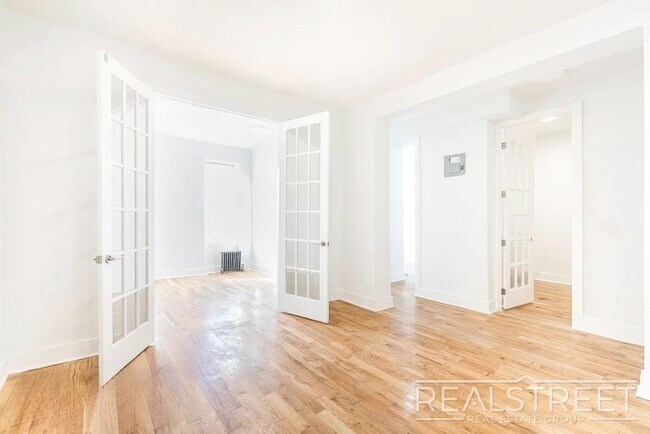Building Photo - Spacious 2 BED + office in Bushwick
