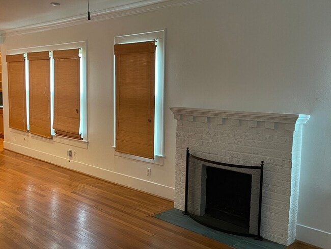 Building Photo - Freshly updated 2/2/Study home