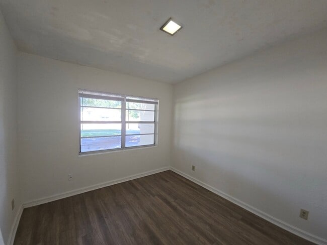 Building Photo - Charming 3-bedroom, 1-bathroom home locate...
