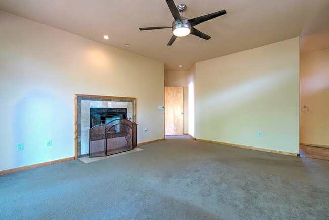 Building Photo - Gorgeous, Custom 4 bed, 3 bath Pet-Friendl...