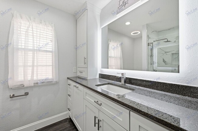 Building Photo - 1915 Paloma Way