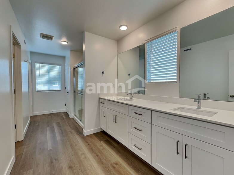 Building Photo - 9717 W Tamarisk Ave