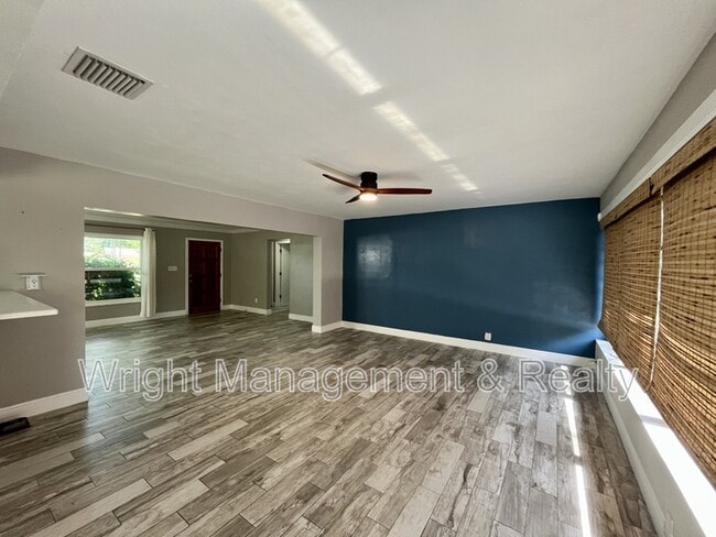 Building Photo - 2323 Surrey Ln
