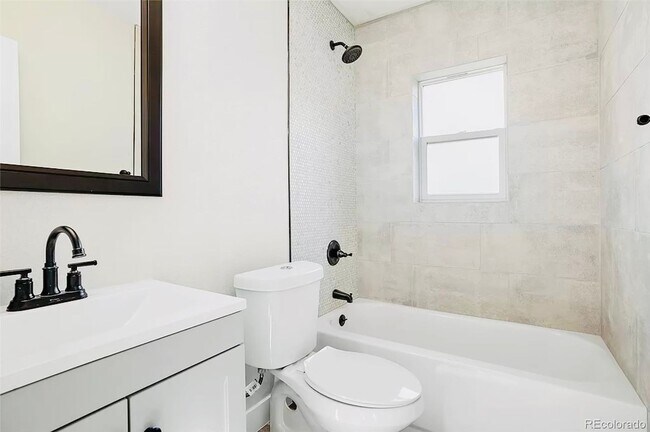 Building Photo - Beautiful 2 Bed 2 Bath With Bonus Living Space in Denver's Clayton Neighborhood