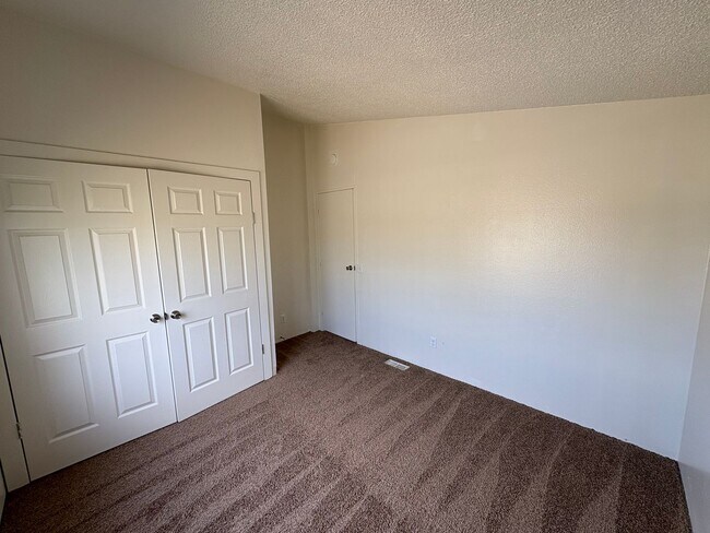 Building Photo - Country home! Private showing only!