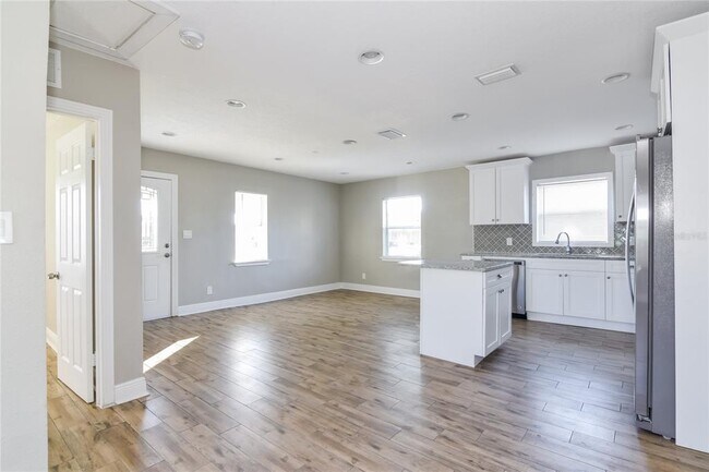 Building Photo - 2509 W Grace St