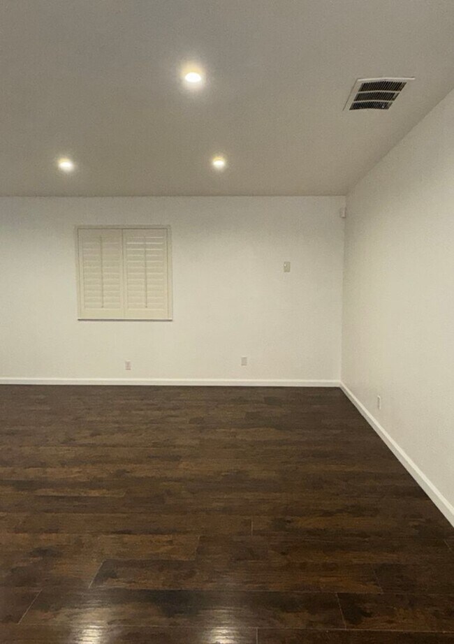 Building Photo - Beautifully Updated 3 Bed, 2 Bath House