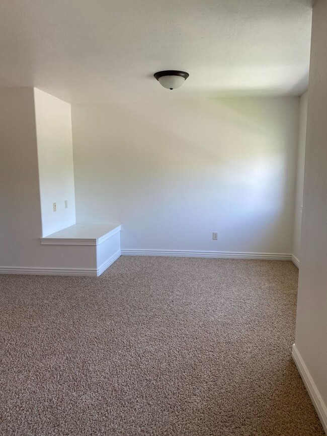 Building Photo - $200 OFF FIRST MONTHS RENT IF A LEASE IS S...