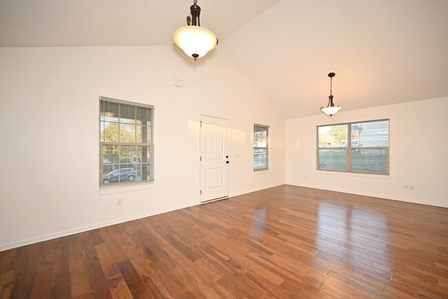 Building Photo - Cute 3-bedroom, 2 bath home with 1 car gar...