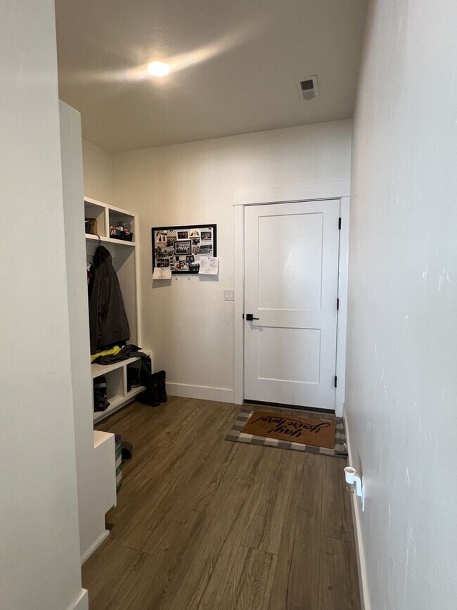 Building Photo - Gorgeous 3 bed 2 ba home in the perfect Me...