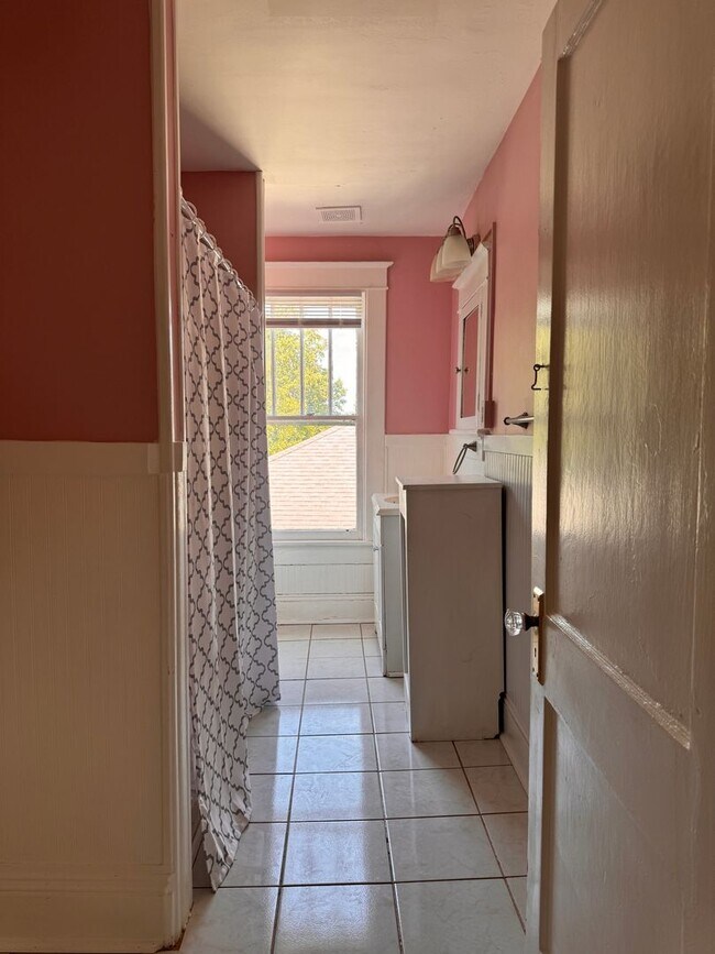 Building Photo - 3 Bedroom || 1.5 Bathroom Home