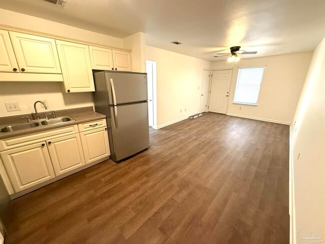 Building Photo - 3202 Redwood Ln