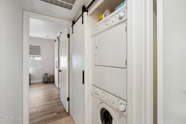 Building Photo - 1820 E Morten Ave