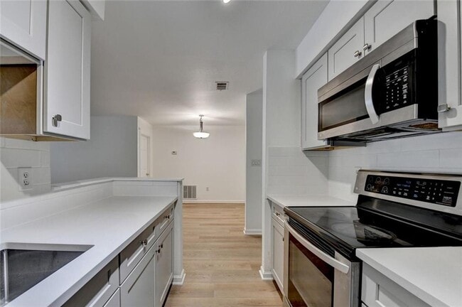 Building Photo - 4101 Pine Heights Dr NE
