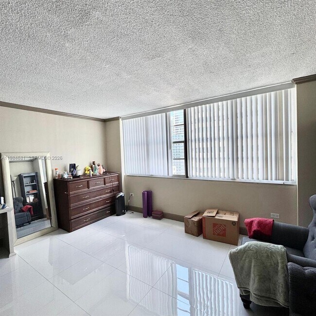 Building Photo - 999 Brickell Bay Dr