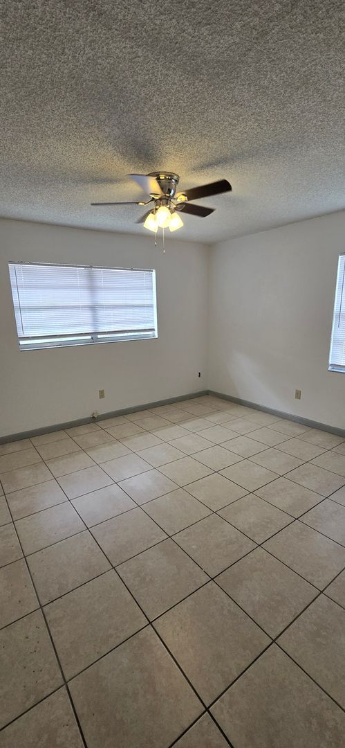 Building Photo - SPACIOUS 2 BEDROOM 1 BATH DUPLEX LOCATED I...