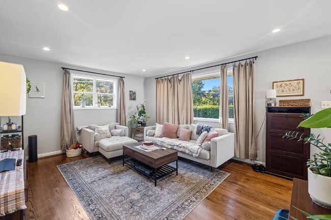 Building Photo - Convenient, Affordable and Updated!!.... Fenced 1/4 acre Yard, 3BR and walk-out basement.... Pets...