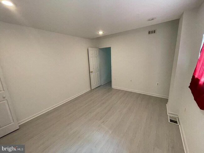 Building Photo - 2606 W Girard Ave