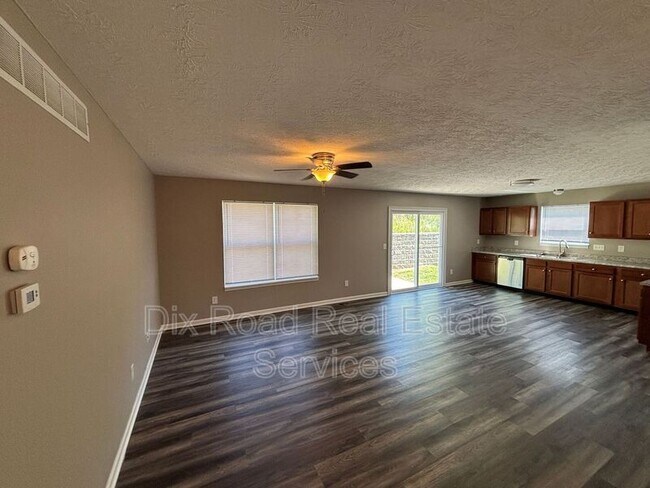 Building Photo - 1024 Golfview Dr