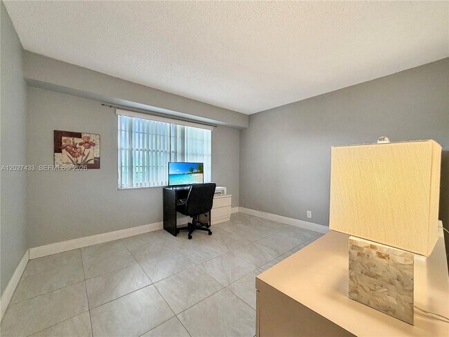 Building Photo - 3300 W Rolling Hills Cir