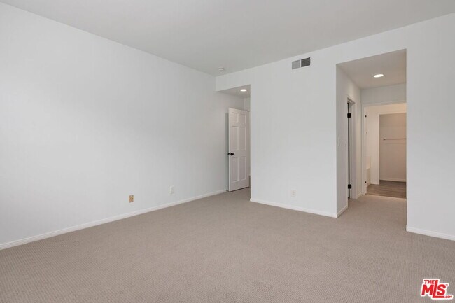 Building Photo - 10373 Almayo Ave