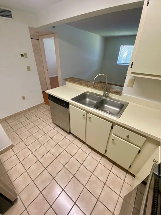 Building Photo - Great Condo in Pembroke Pines