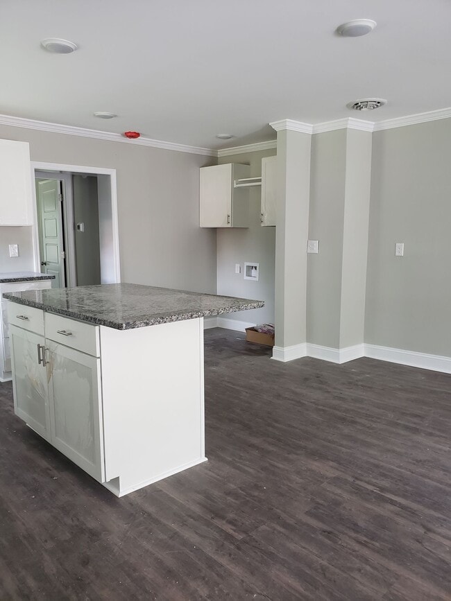 Building Photo - 1021 Pine St