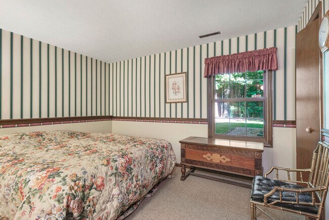 Building Photo - Beautiful 3BD/2.5BA Ranch in Park-like Set...