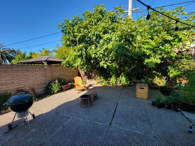 Building Photo - 738 San Simeon St