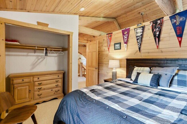 Building Photo - 465 Sylvan Dr