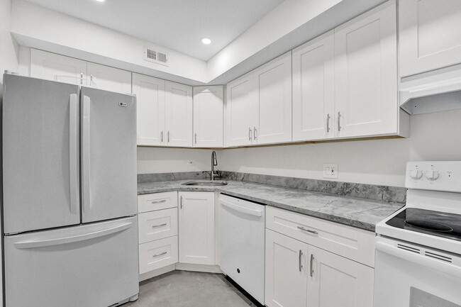 Building Photo - 3750 Inverrary Dr