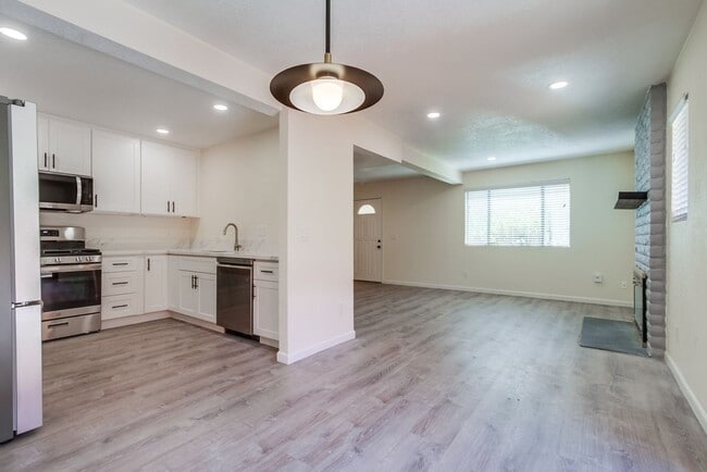 Building Photo - Downtown Vista Townhome, Available Now!