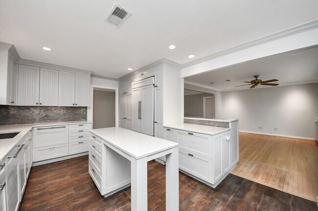 Building Photo - 6403 Waltway Dr