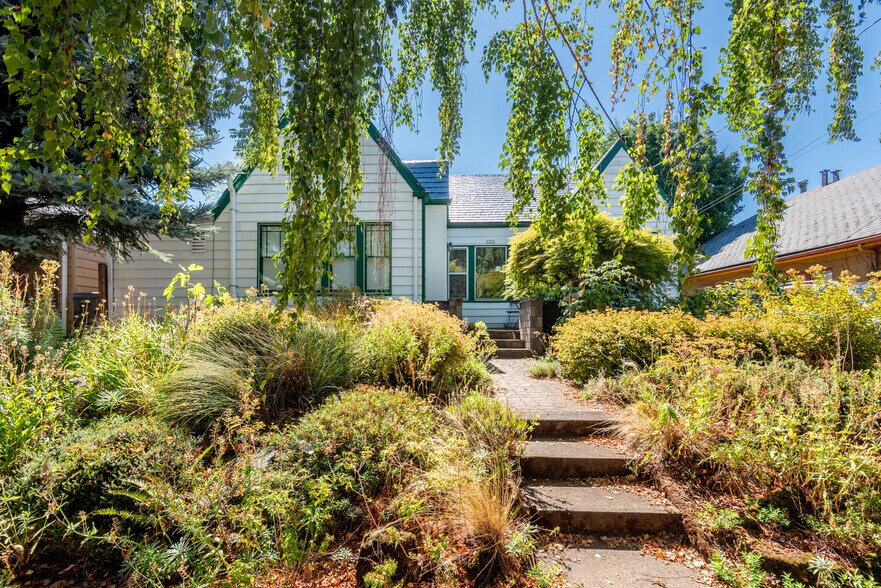 Building Photo - 2306 SE Caruthers St