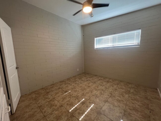 Building Photo - 906 S Mariana St