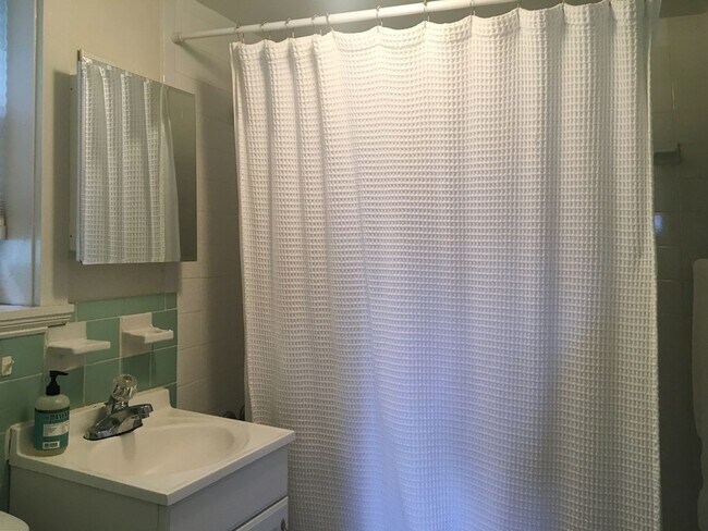 Building Photo - 643 Saratoga St