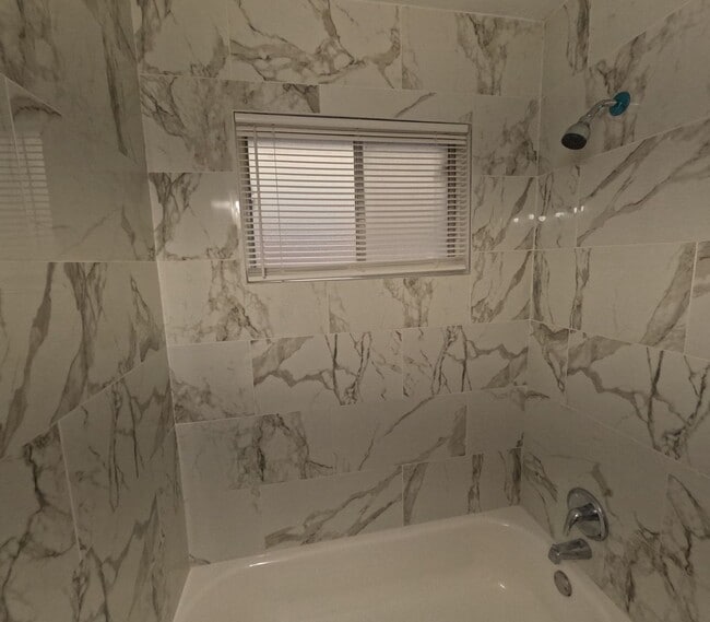 Building Photo - Fully Renovated 2BR Duplex Near University of Memphis | Pet Friendly