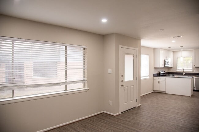 Building Photo - Trinity Place Duplexes