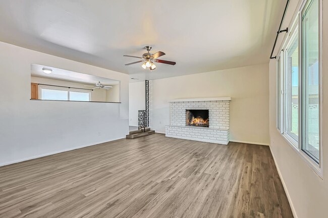 Building Photo - 3820 Grandview: Spacious 4-bedroom, 2-bath home with large bedrooms and no carpet