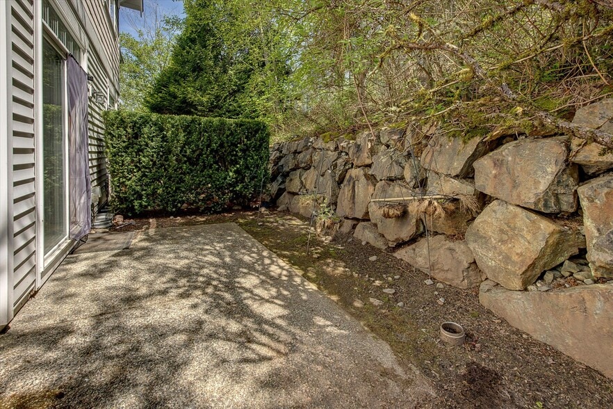 Building Photo - 1601 NE Katsura St
