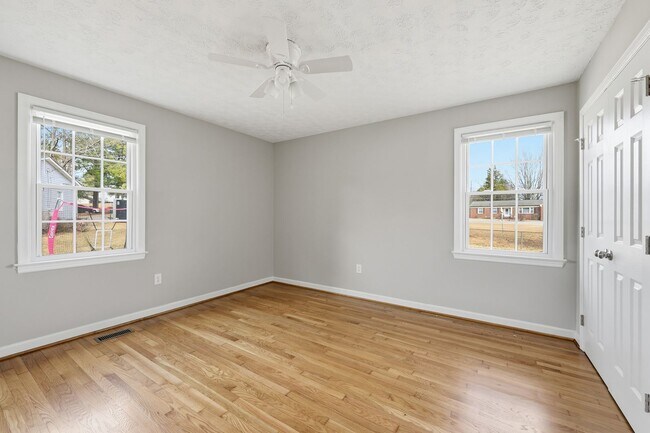 Building Photo - Colonial Heights